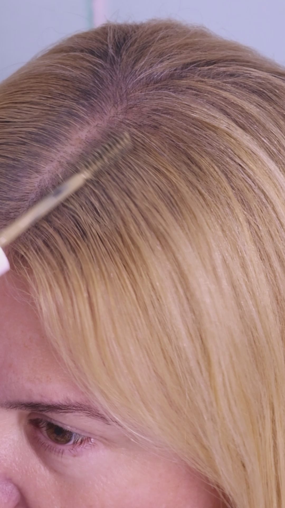Load video: Wemara Quick White Hair Concealer (Blonde) - 6ML - Grey Coverage &amp; Instant Touch-Up